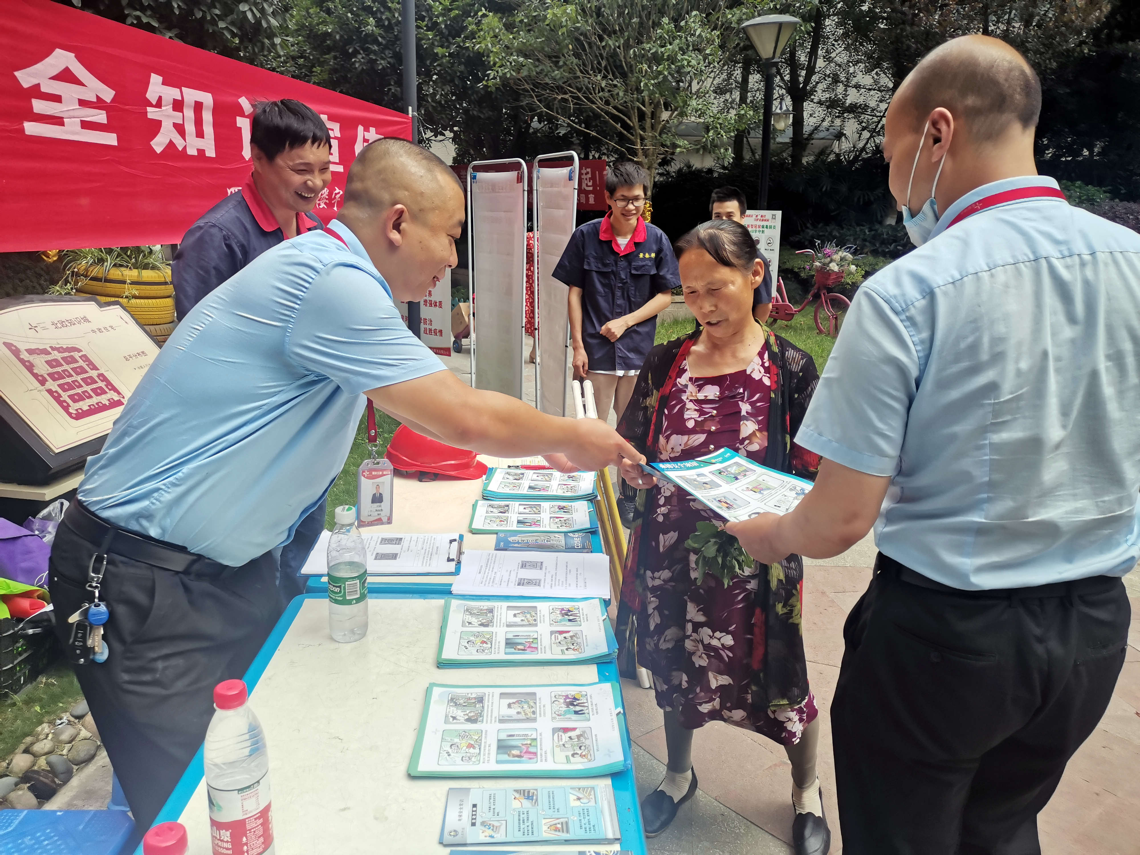 电梯知识宣讲进社区，应急演练保安全